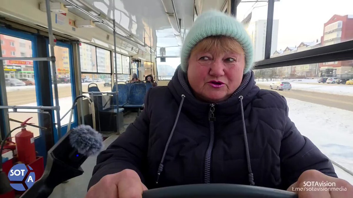 «Народ у нас терпеливый, замерзаем каждый год»: как жители Ангарска переживают очередную зиму В декабре жители Ангарска (Иркутская область) вновь остались без тепла в квартирах. В разгар морозов, когда в регионе установились устойчивые -20°С, на местной ТЭЦ произошла авария. В городе снизили подачу тепла — без отопления остались более 167 тысяч человек из полутора тысяч домов, школьников перевели на дистанционное обучение. Наш корреспондент поговорил с ангарчанами и побывал в их холодных квартирах, чтобы убедиться — задача выжить стоит сегодня не только у жителей приграничных с Украиной регионов.