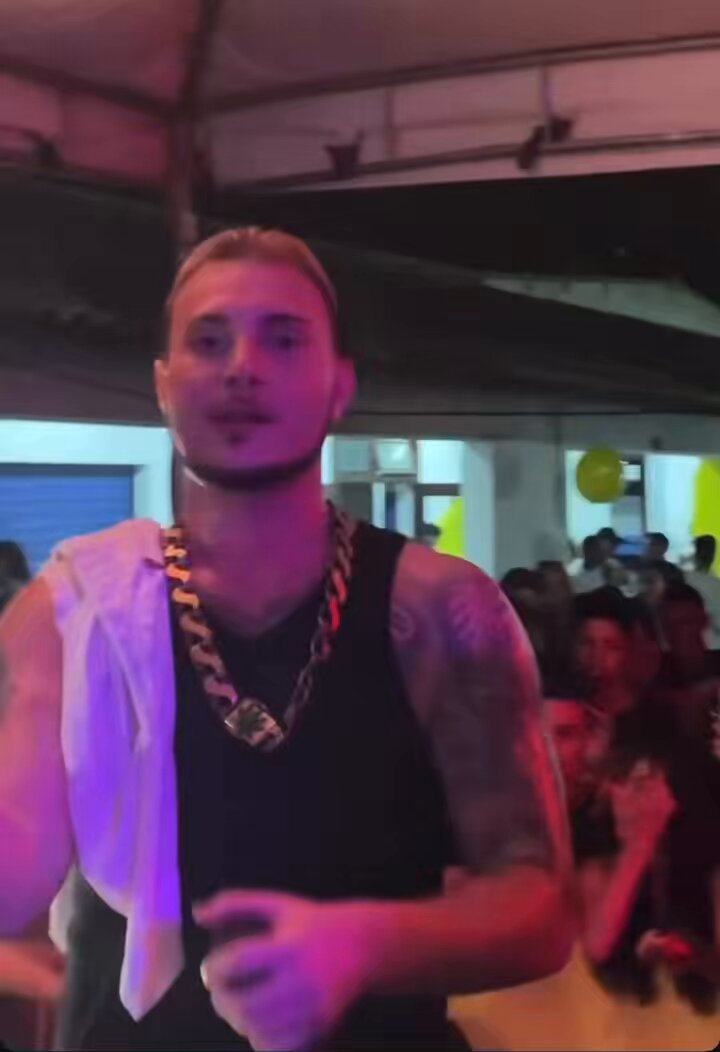 Puterrier ergue bandeira BISSEXUAL em show. 🏳️‍🌈