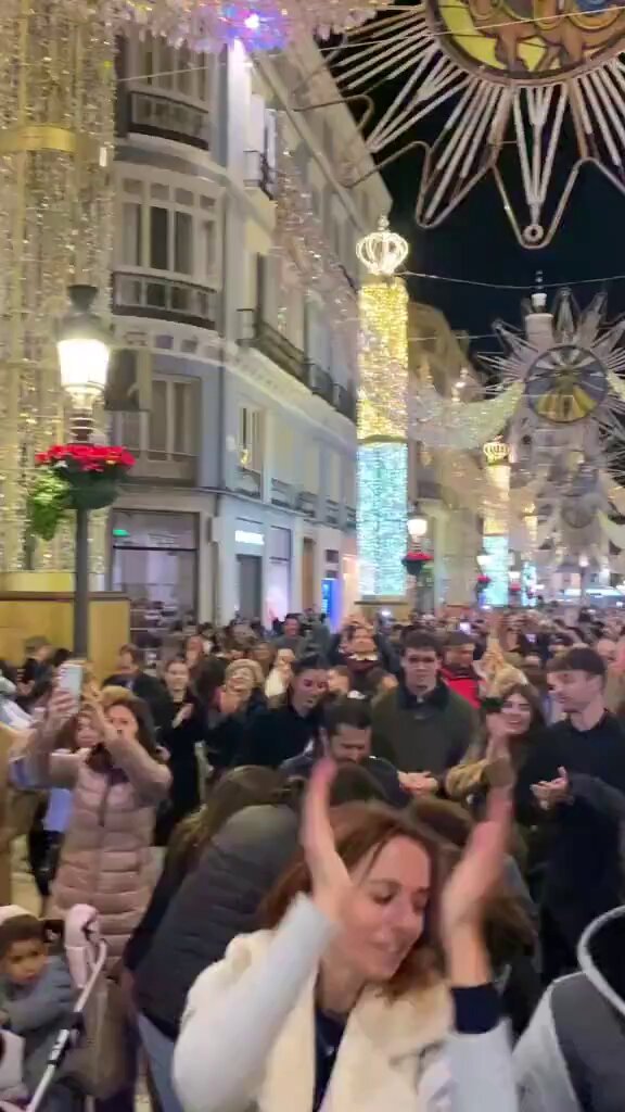 🇫🇷 À gauche : la France (Hanouka à Paris) 🕎 🇪🇸 À droite : l’Espagne (Noël à Malaga) 🎄