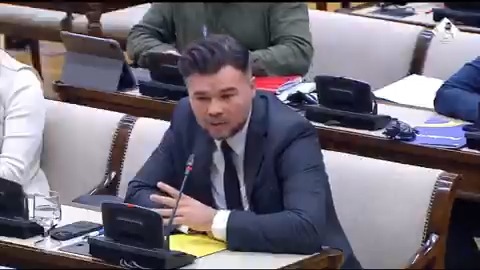 🟨 Rufián: "Creo que a todos ustedes les falta corazón" 🟦 Pradas: "Yo no le voy a permitir que diga que me falta corazón" 🟨 Rufián: "Le falta corazón en el momento en el que usted falta el respeto a esta comisión de investigación, no nos responde y ni nos mira a la cara"