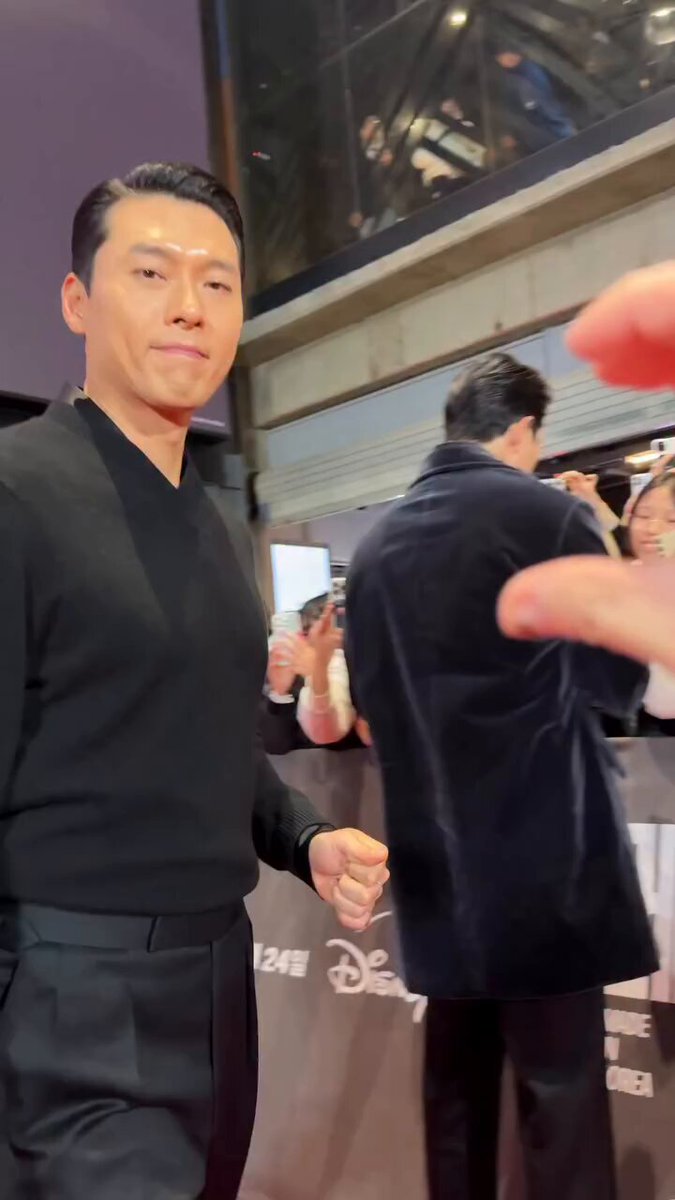 eyesmag heart got neglected by hyun bin again today and the song they used "please don't be like this, please don't leave me..." so dramatic🤣🤣 he still showed his prettiest dimple smileee 🥹❤️ #HYUNBIN #현빈 #김태평 #MadeInKorea #메이드인코리아