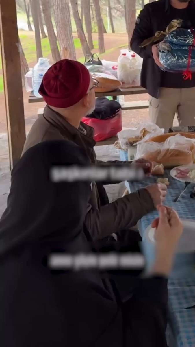 Pilav satarak para biriktiren bir genç, anne ve babasınının umre hayalini gerçekleştirdi: 🗣️ "Size böyle bir hediye vermek istiyordum. Allah bugüne nasip etti."