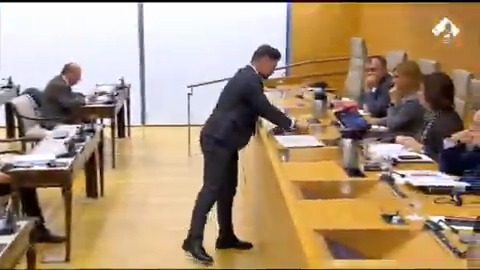 #EnDirecto | Rufián entrega a la exconsellera Pradas un trozo de cuerda al que se agarró una niña que acabó muriendo en la dana: "Esta cuerda impidió que el agua la arrastrara. La niña murió a las 9 de la noche. Si ustedes hubieran hecho su trabajo esta niña estaría viva"