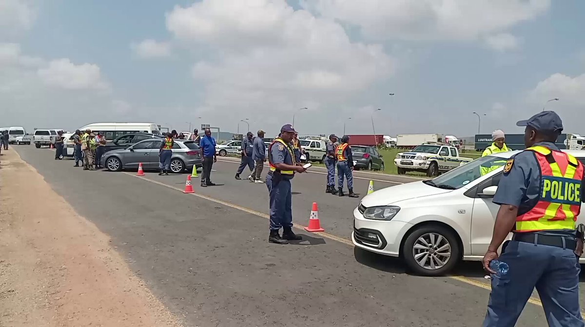 Police have arrested 18 undocumented migrants on the N3 near Heidleburg. They were intercepted by a multidisciplinary festive season safety operation led by police, home affairs and traffic officers. It's a stop and search intelligence driven operation on the busy N3 route - heading to KwaZulu Natal. The operation is targeting motorists driving under the influence of alcohol, drugs, non-roadworthy vehicles, speeding and weapons. PM #kayaNews #ArriveAlive