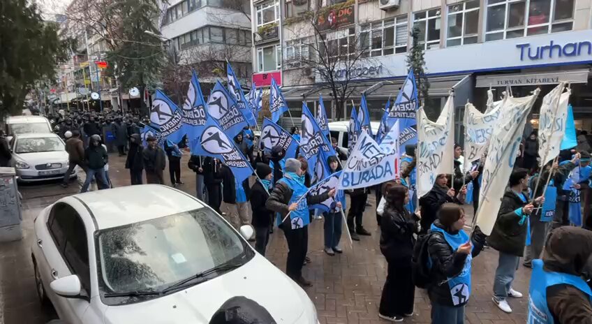 Biz kaç üniversite geldik sayamıyoruz... Hacettepe Üniversitesi BURADA Yıldız Teknik Üniversitesi BURADA İstanbul Üniversitesi BURADA Marmara Üniversitesi BURADA Gazi Üniversitesi BURADA Trakya Üniversitesi BURADA Mersin Üniversitesi BURADA Anadolu Üniversitesi BURADA Vakıf Üniversiteleri BURADA ... Ankara sokakları 3000 TL KYK ile geçinemiyoruz diyen yüzlerce arkadaşımızın sesiyle yankılanıyor!