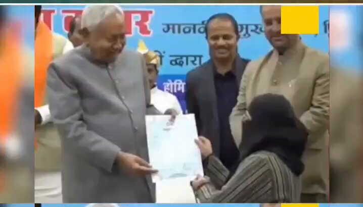 भरे मंच पर महिला का बुर्का खींच दिए नीतीश कुमार. क्या अब भी किसी को लगता है नीतीश कुमार स्वस्थ हैं..?