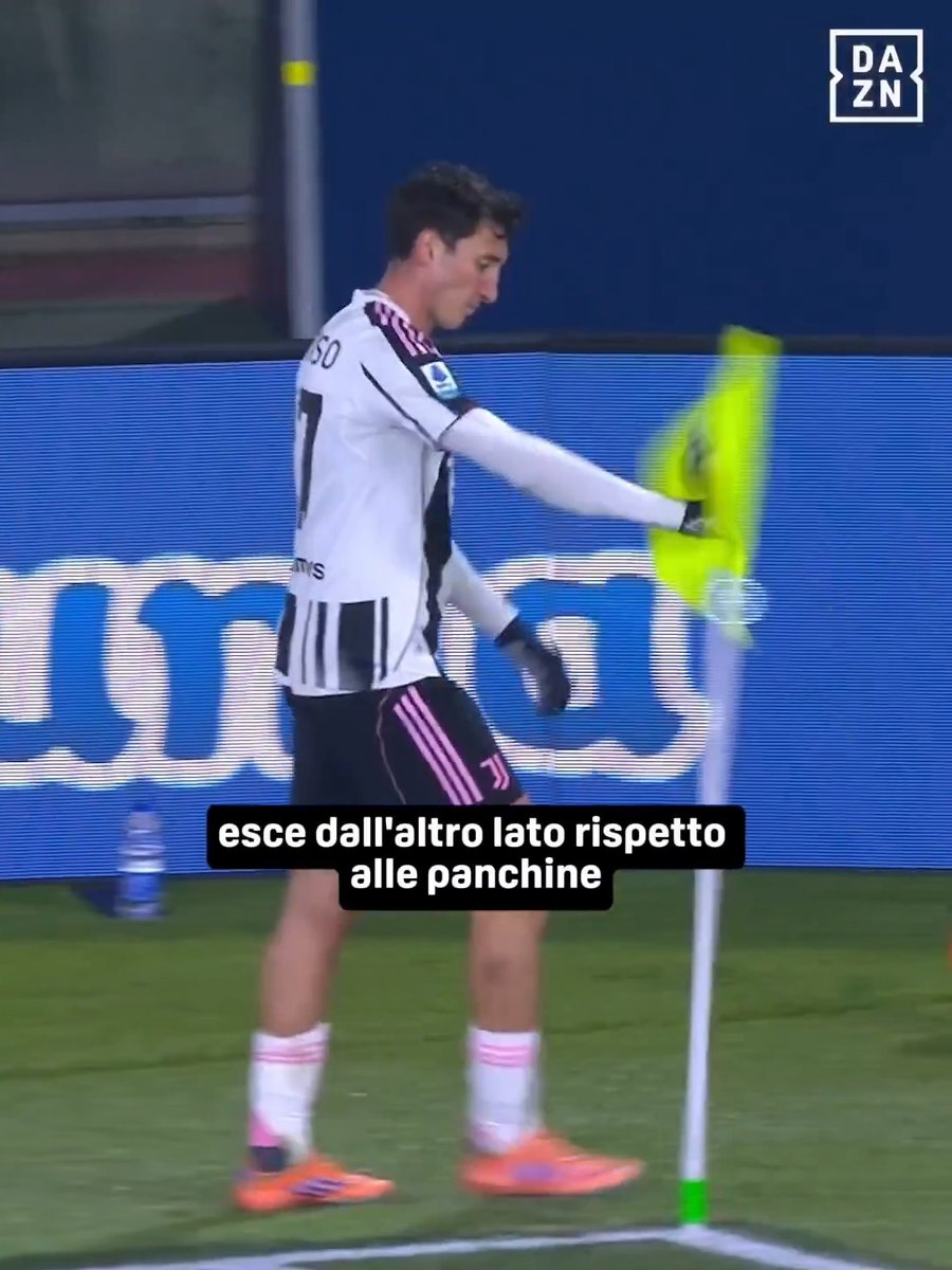 Cambiaso 🆚 bandierina 🥊 Poi la rimette a posto 😅 Alessio De Giuseppe #BolognaJuve #SerieAEnilive #DAZN