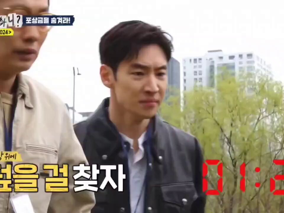 하 ㅋㅋ 이제훈 저 큰 가방을 꼴랑 낙엽 두 장으로 가릴 수 있다고 생각한 거 자체가 너무 웃기고 바보같고 귀여움 ㅠ ㅠ