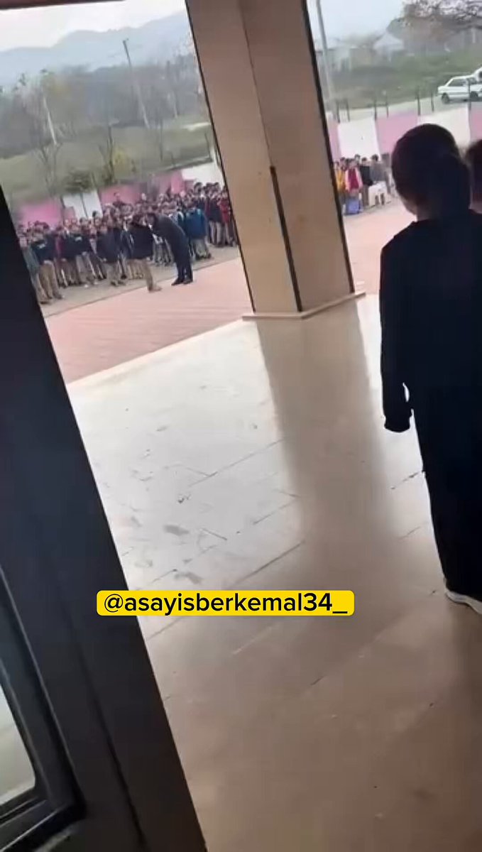 Bursa’nın İnegöl ilçesinde bir ortaokulda okul müdürünün bir öğrenciyi darbettiği iddia edildi. Ailenin şikayeti üzerine olayla ilgili soruşturma başlatıldı.