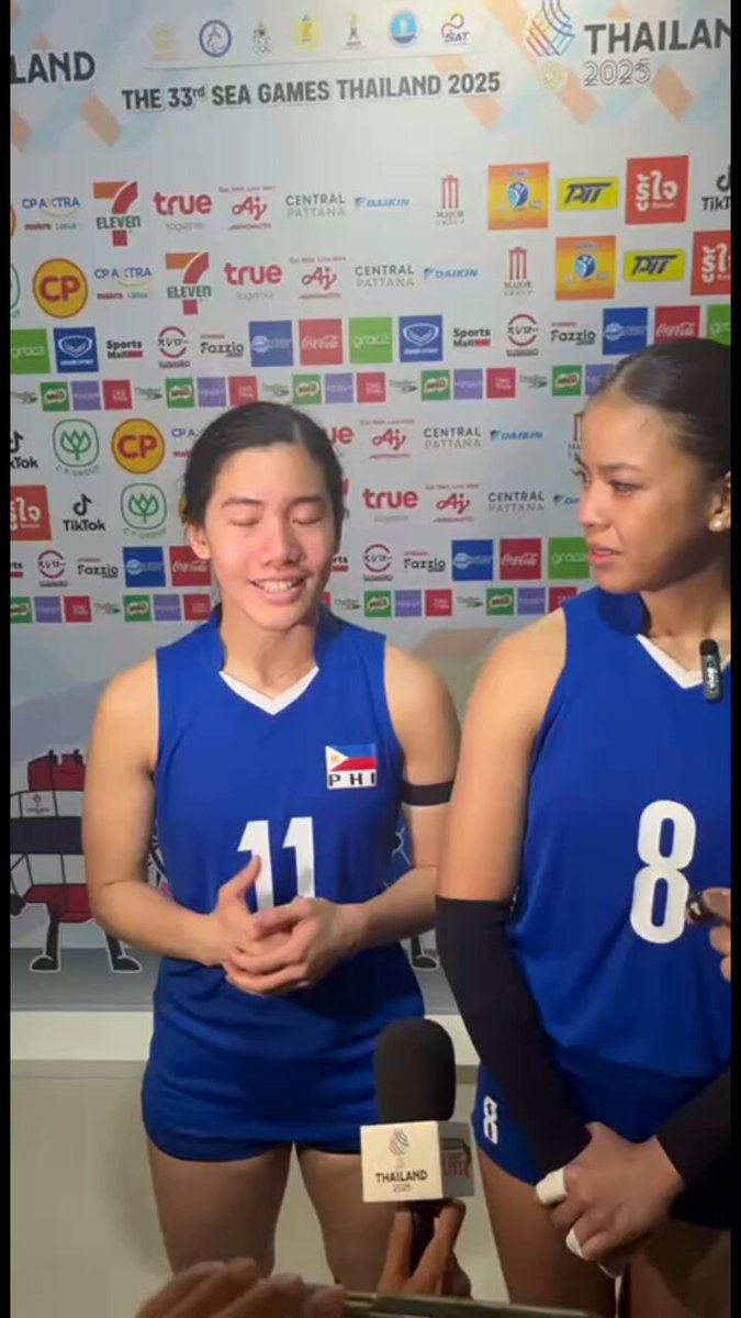 #WATCH: WE WILL TRAIN FOR A HIGHER PURPOSE 🏐🇵🇭 Jia de Guzman turns emotional after Alas Women's campaign in the #SEAGames2025 ended fruitlessly #ReadMore 👉 📹 Joaqui Flores /Tiebreaker Times #Sambansa