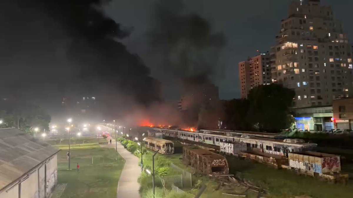 🚨 PRENDIERON FUEGO LOS VAGONES DEL MITRE - Ocurrió anoche en una formación estacionada en la estación Colegiales - Sospechan de gente que vivía en el lugar y había sido desalojada