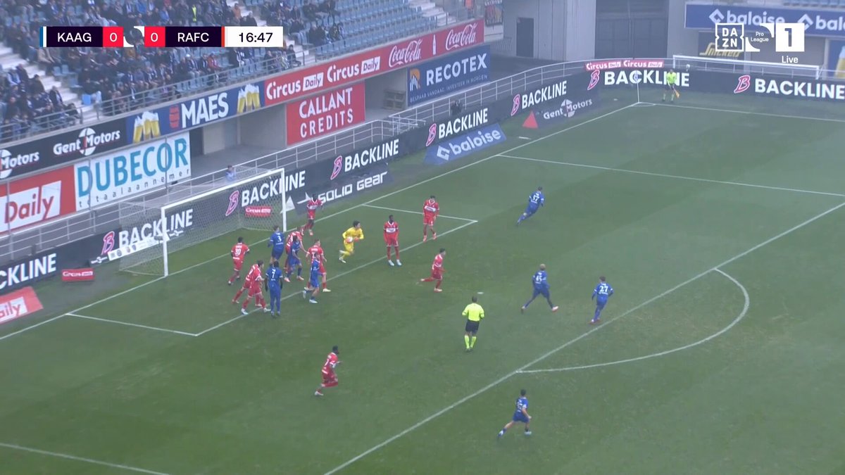 😅 | Vincent Janssen s’est fait coucher par son propre gardien. 💢🇧🇪