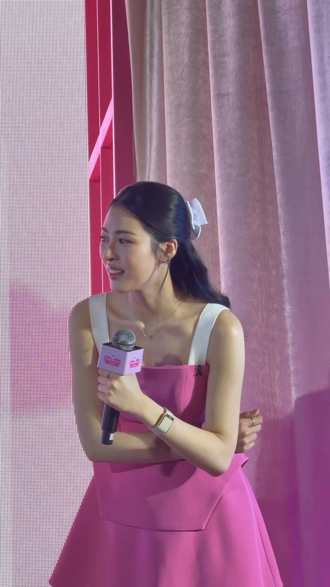 พธก : ทำไมคุณถึงคิดว่าเค้าชอบ (ขนม) อะไรม้วนๆ นอ : เพราะออมรู้สึกว่าเค้าชอบอะไรนิ่มๆ เหมือนแก้มเรา ว้ายยยยยยยยยย อะไรยังไงคะแม่🤭🤭🤭🤭 EZY SWEET MOMENT WITH LINGORM #EZYSweetxLingOrm