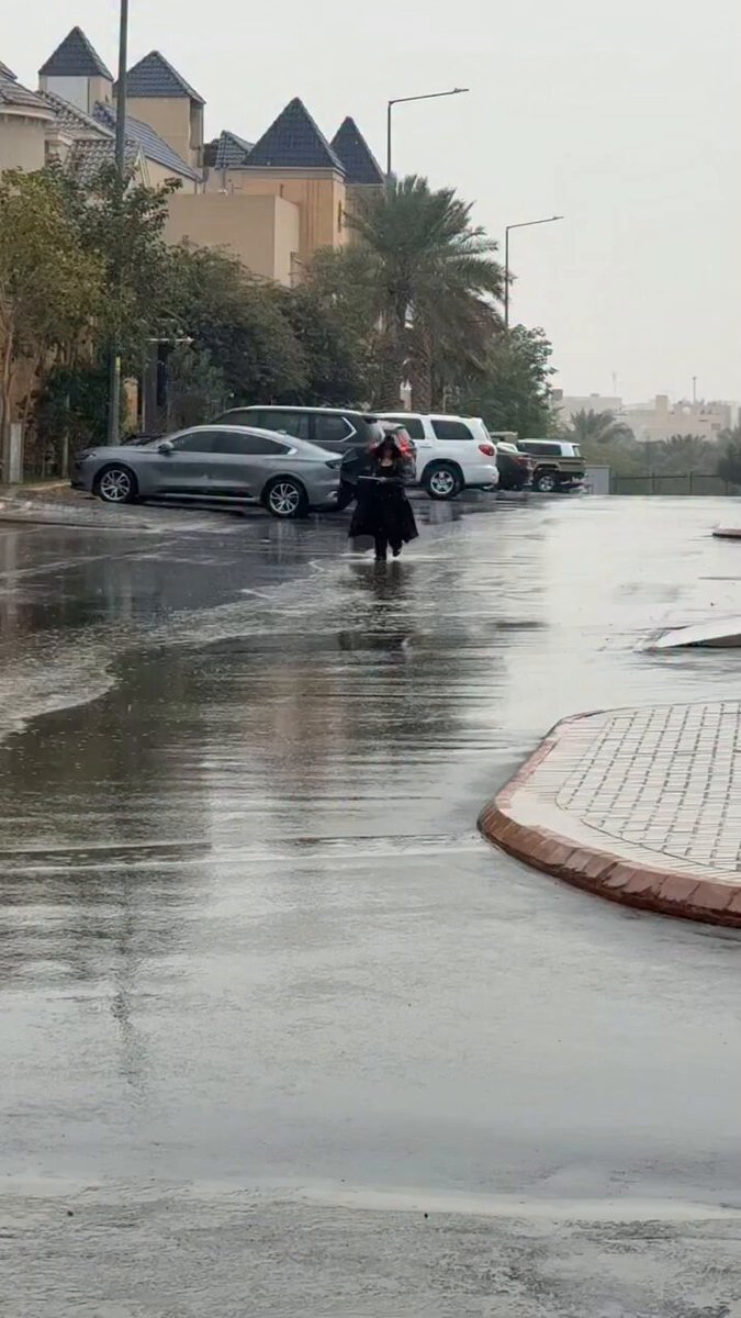 الاجواء في الرياض لا مثيل لها الآن 🌧️ الفنانة ميلا الزهراني 👑🇸🇦 تتجول وسط الامطار في احد الاحياء وتقول: "الرياض احلى من لندن" ☔️