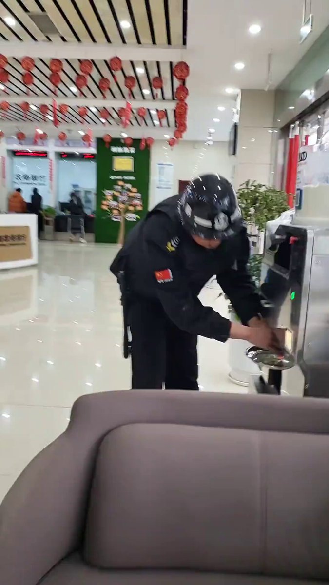 现在银行的服务也这么卷么？这个压面条机不会是某商户贷款没有还上给收过来的吧😆