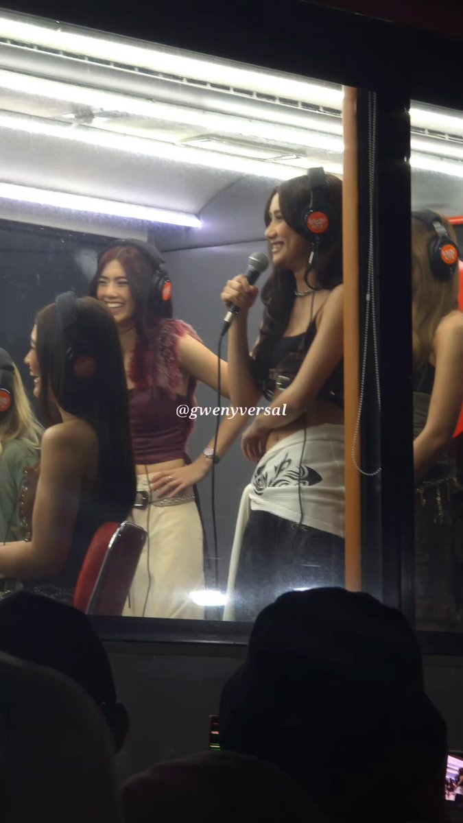 🐰: ohh im the sweet tooth, she's the wisdom tooth. BEBE NAMAN!! JAHAHAHAHAHA BINI WISH BUS ROADSHOW #BINIatEtonCentris #BINIonWishBus #BINI