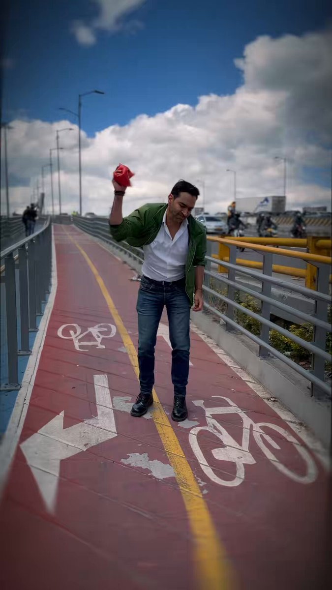 Nos prometieron que Bogotá iba a caminar segura, ahora nos dicen que la inseguridad es mentira, a pesar de las víctimas En Bogotá no podemos seguir haciendo fila para que nos maten por un celular. ¡Exigimos respuestas ya!