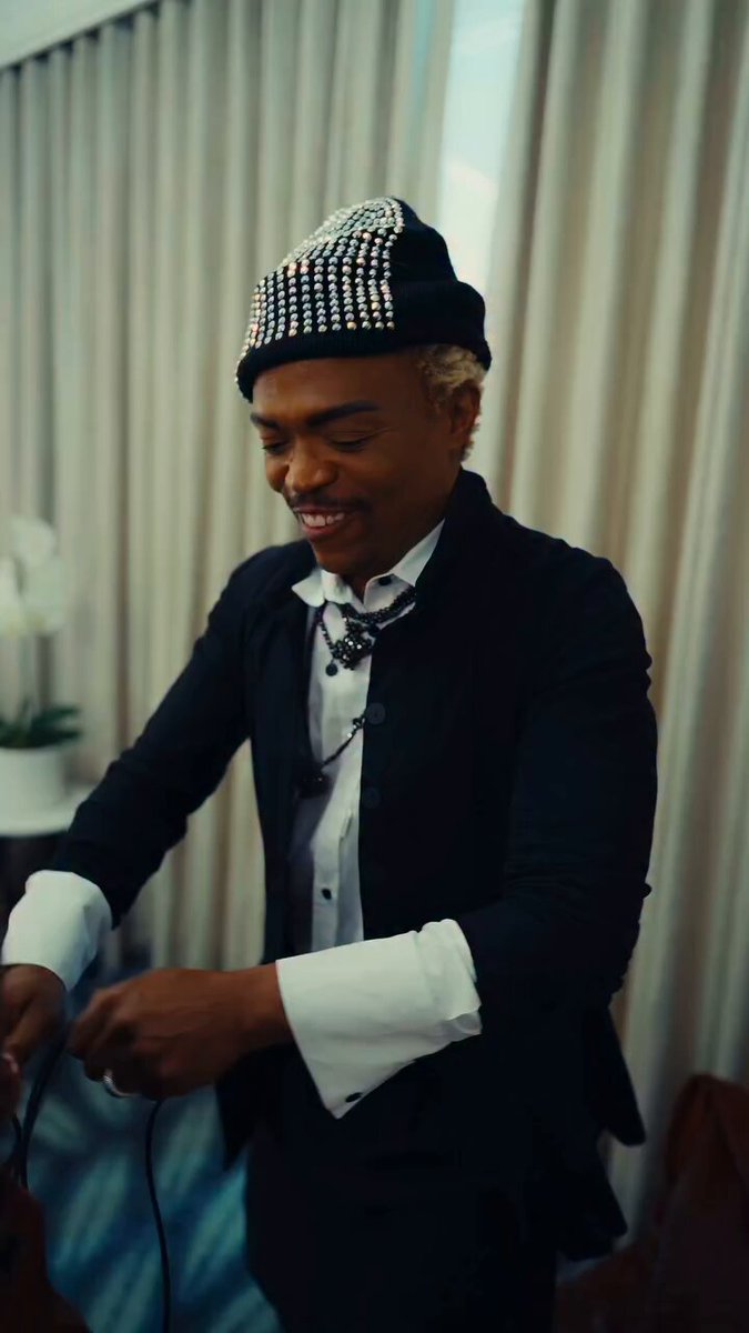 Zee Nxumalo styled by Somizi for the SAMA’s red carpet look. #SAMA31