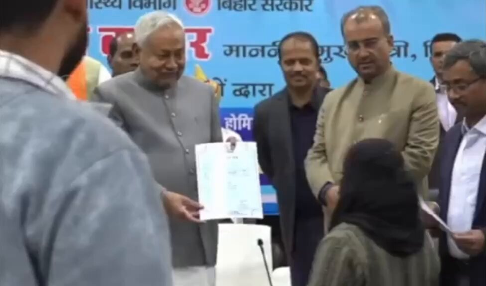 बिहार – पटना में नियुक्ति पत्र देते वक्त CM नीतीश कुमार ने महिला डॉक्टर नुसरत परवीन का हिजाब अपने हाथ से हटाया !! CM– ये क्या है जी? महिला– हिजाब है सर CM– हटाइए इसे।