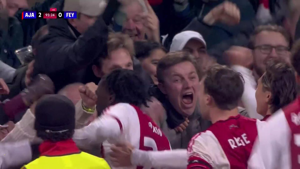 What a moment for 17-year-old Jorthy Mokio in De Klassieker yesterday 🔥 A stunning finish in stoppage time to cap off Ajax’s win over their great rivals Feyenoord ⚪🔴