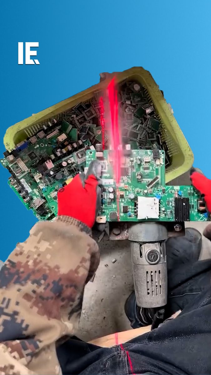 How fast can you saw through a circuit board? 🎥 angela000998 / IG
