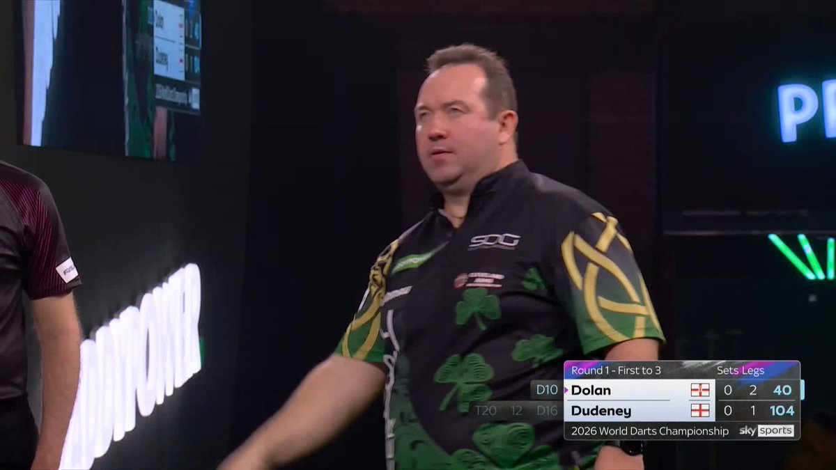 DOLAN AHEAD! Brendan Dolan recovers from an edgy start to draw first blood against Tavis Dudeney! The Northern Irishman leads by a set to nil! 📺 #WCDarts | R1