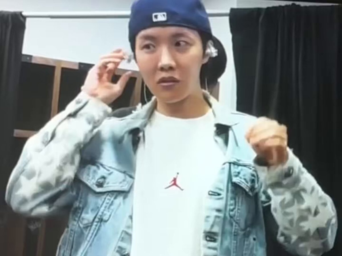 HOPE ON THE STAGE in LOS ANGELES 👤 조금 슬픈 소식이 있는데 🐿️ 뭐가 안 돼여? 👤 이번에는 천이 안 돼요 🐿️ 왜? 바람 때문에? 👤 바람 때문에 안 돼요 🐿️ 헐 👤 어젯밤부터 계속 테스트하고 오늘도 하고 계속 했는데 천이 위험해서 🐿️ 저녁 때도? 👤 좀 쉽지 않을 것 같아여 대자연을 이길 수 없어가지고 🐿️ 오늘 사람들 많이 오는데… 👤 일단 천 없이 가는 것으로 해야 될 것 같아요 너무 위험해