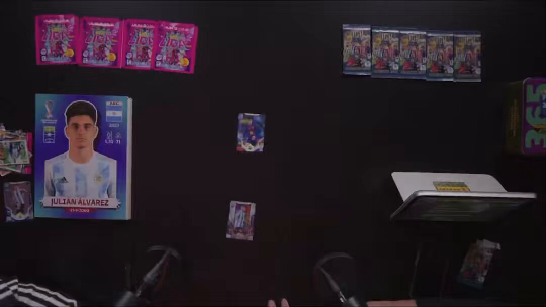 julián tenía que ordenar del 1 al 10 a los jugadores según las figuritas que salían, puso a messi primero y cuando salió la suya dijo “10, a la cola” kjjj LO AMO él no se la cree😭