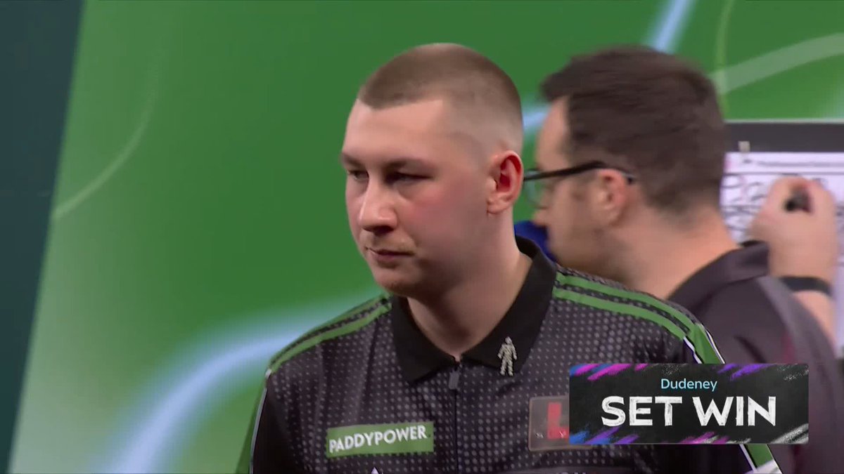 DUDENEY BACK IN IT! Tavis Dudeney keeps his hopes alive! The debutant converts a clutch 72 kill to halve the deficit against Dolan! 📺 #WCDarts | R1