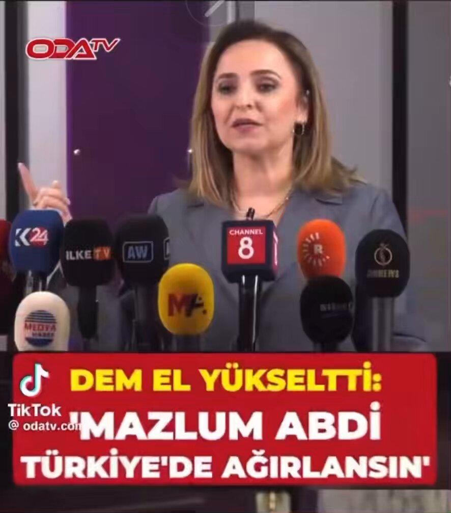 🔺Şu konuşmayı duyan bahsettiği kişinin 50 bin Türk vatandaşının katili değil de barış elçisi olduğunu zanneder. Oysa mazlum Abdi denen soykırımcı katil; 🔺Aktütün karakol saldırısının sorumlusu ve şehit olan 17 askerimizin katili, 🔺12 askerimizin şehit edildiği, 8 askerimizin de kaçırıldığı Dağlıca saldırısının faili, 🔺Onlarca sivilin, yüzlerce askerimizin şehit oluşundan ve sayısız terör eyleminden sanık bir cani, 🔺Almanya’dayken, pekaka terör örgütü mensubu bir kadın teröristi, asit dolu bir küvette hunharca öldüren ve hala yargılanan bir kürt katili, 🔺Amerikan beslemesi, Amerikan ve İsrail uşağı, kimliksiz bir meczup, 🔺Kırmızı bültenle aranan, Türkiye tarafından başına 4 milyon lira ödül konulan azılı bir terörist, 🔺Emperyalistlerle işbirliği yaparak, Türk Devleti’ne ihanet eden terör örgütü pekakanın sözde yöneticisi, kadın katili bir sünepedir bu CİLO. 🔺Mazlum cobani ismini ise kölesi olduğu efendisi Trump vermiştir. 🔺 CİLOgiller ve türevi soykırımcı vatan hainlerinin hakkı, geçmişte olduğu gibi bugün de sarı torbadır.