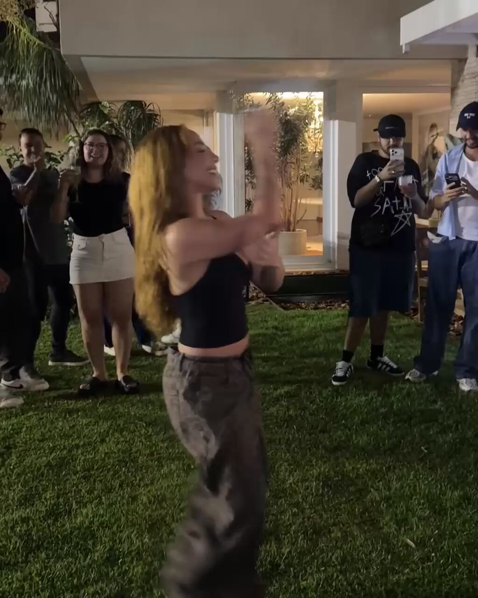 *chego *faço o viral da década *saio