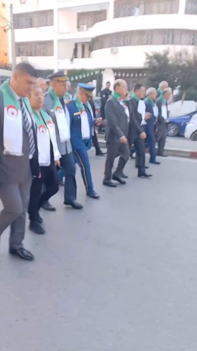 🇩🇿 La « Mecque des révolutionnaires » en panique totale. Nuit blanche à Alger : manifestations, communiqués, indignation et leçon de morale express contre l’indépendance de la #Kabylie. Défendre la “liberté des peuples” chez les voisins, opprimer le sien à domicile. Mashallah la double face. Ils ont dépensé des millions pour diviser les autres, et découvrent que c’est leur propre pays qui se fissure.