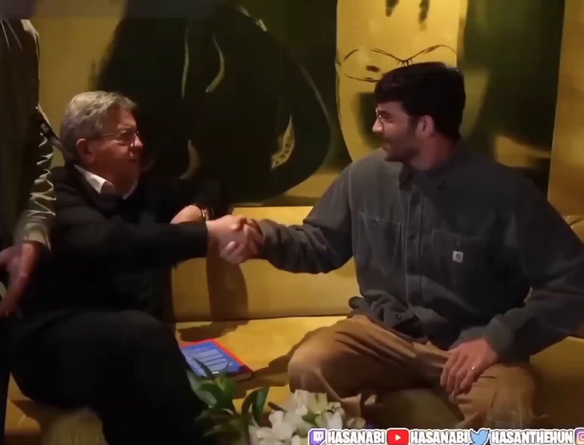 Jean-Luc Mélenchon avec le militant pro-Hamas Hasan Piker. Il a relayé des vidéos du Hamas et des Houthis, soutenu le 7 octobre et partagé des messages comme : « Dieu est grand ! Mort à Israël ! Mort à l’Amérique ! Que les Juifs soient damnés ! Victoire pour l’islam ! ». Mélenchon le présente comme, l’Américain le plus intéressant qu’il lui ait été donné de rencontrer.