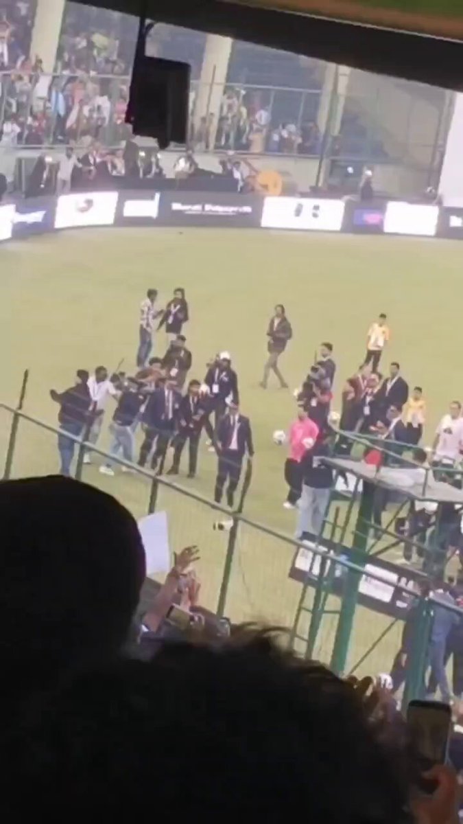 Delhi crowd actually did this for Virat Kohli in front of Messi. The entire stadium went crazy, erupting with "Kohli… Kohli…" chants while Messi’s event was going on. Unreal aura of Virat Kohli. Absolute cinema. 🥶🔥