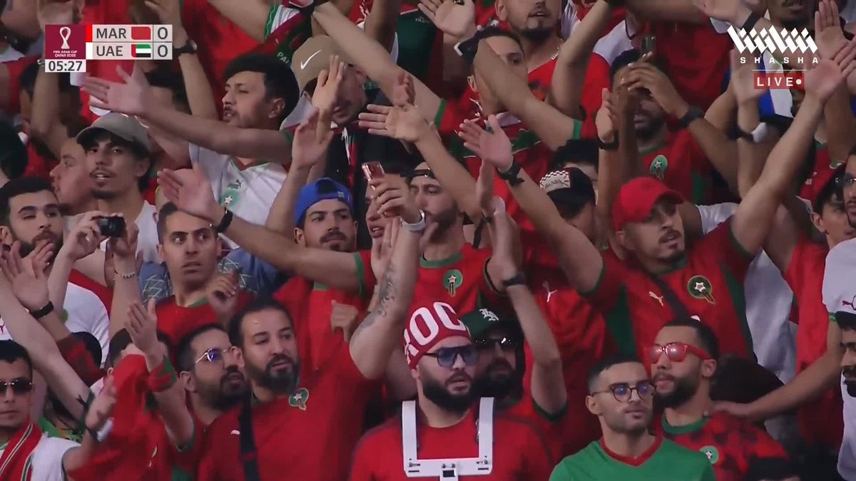 صوت الحرب 🔥 جمهور المغرب يشعل حماس لاعبيه أمام الإمارات في #كأس_العرب_على_شاشا 🏆💫 شاهد الآن مجاناً وبدون تسجيل دخول 📺