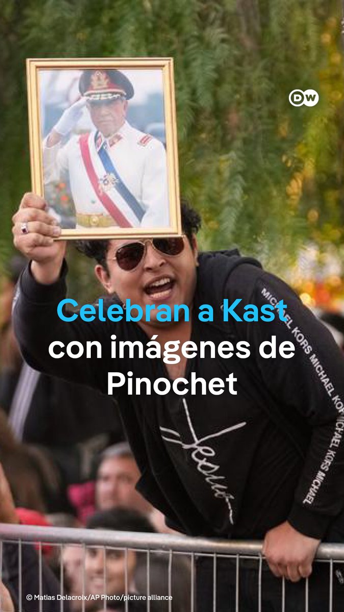 Simpatizantes de #Kast celebran su victoria con fotos y banderas de Pinochet José Antonio Kast, líder de la coalición de derechas, arrasó con 58,16% de los votos en la segunda vuelta de las presidenciales de #Chile. Algunos simpatizantes celebraron su victoria con imágenes del exdictador Augusto Pinochet. /cmw
