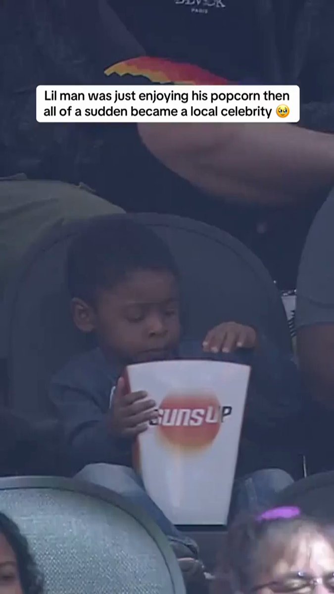Wanted to make sure everyone saw this video. This is 3-year-old Sterling, casually enjoying a torso-sized bucket of popcorn at a basketball game. When his dad points out he’s on the big screen, Sterling offers a simple smile and a wave. That tiny moment has brought joy to more than 50 million people 😊 That’s what toddlers do. VC: phoenixsuns on TT