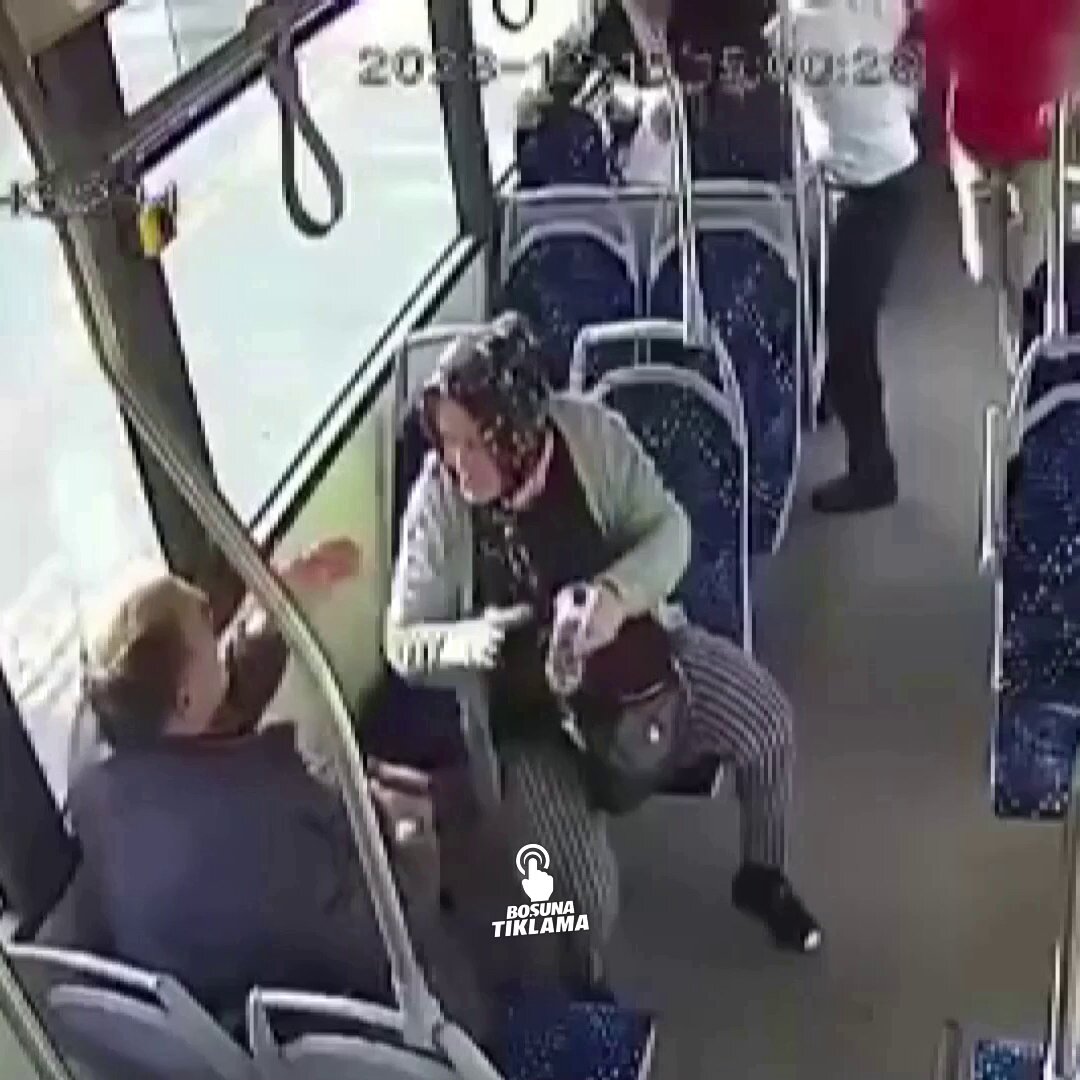 Mersin'de yaşlı bir çiftin 2 yıl önce toplu taşımada baba ve oğul tarafından darp edildiği olayda; • Olay tarihinde 17 yaşında olan ve başka bir suçtan tutuklu bulunan A.O.T.'ye 1 yıl 4 ay hapis ve 2 bin 660 TL para cezası verilerek, hükmün açıklanmasının geri bırakılmasına karar verildi. • Darp edilen Ramazan Polat 21 Mayıs 2024'te hayatını kaybetmişti. • Bir lisede müdür olarak görev yapan baba İsmet T. ise 3 yıl 1 ay hapis cezasına çarptırılmıştı.