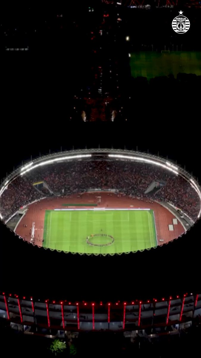 Awal tahun 2000an, supporternya masih sedikit bahkan sebelum era itu mungkin gk ada yg minat nonton tapi 20 tahun kemudian udah bisa sebanyak ini yg hadir di stadion. Persija sepertinya bisa jadi inspirasi terbesar bagi para klub siluman dalam mengembangkan fanbasenya 😂