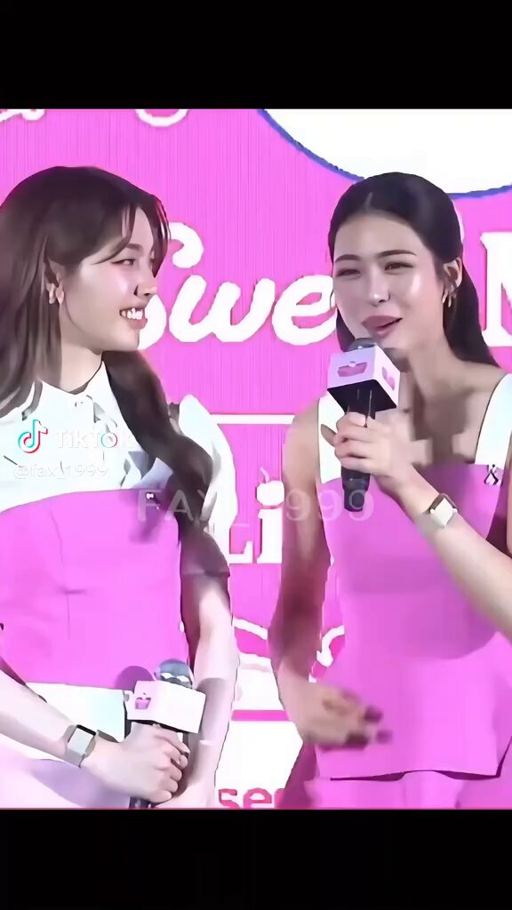 ขอร้องง 5555555555 คลิปนี้คือชัดมากกก สรุปแล้วมันเกิดอะไรดีดีกับหัวใจที่ทริปสมุยจริงป้ะแก อาการดาราหลังกลับมาทริปทะเลคือ ไม่เอาอะไรแล้วมาก สีหน้า ท่าทาง น้ำเสียง คือไม่เอาอะไรแล้วจริง สถานการณ์ตอนนี้ ข้าวสารคงได้ใช้แล้วจริง ๆ ค่ะ EZY SWEET MOMENT WITH LINGORM #EZYSweetxLingOrm