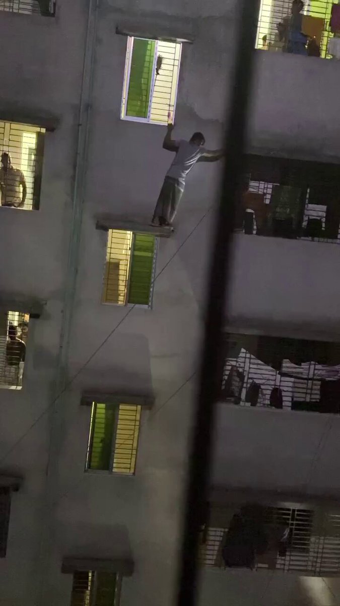🇮🇳 Inde | Fait divers 🔴 Un cambrioleur a dérobé un appartement situé au 37ᵉ étage d’une tour résidentielle. Pour s’enfuir, il n’a utilisé ni les escaliers ni l’ascenseur, mais a pris la fuite en descendant directement par les fenêtres. 😱 📍Une évasion aussi risquée qu’inattendue. #Inde #FaitDivers #KronikInsights