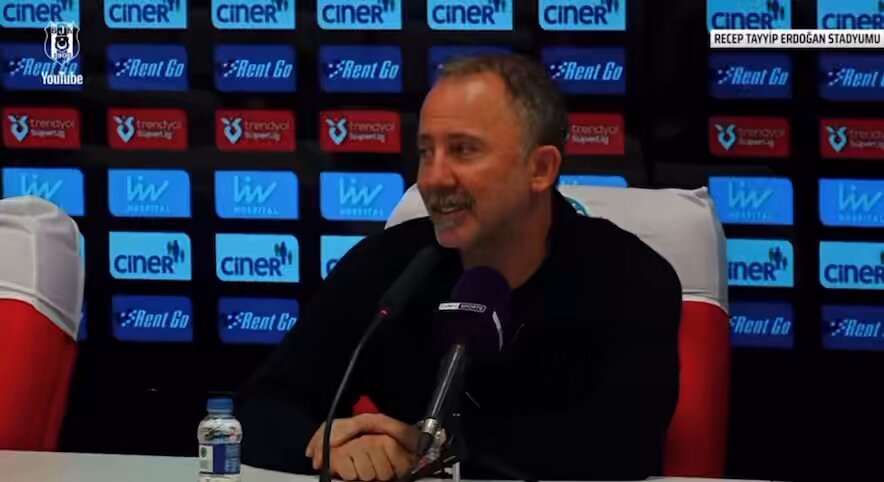YORUM | Kasımpaşa–Beşiktaş maçının ardından Beşiktaş Teknik Direktörü Sergen Yalçın’a, takımın karşılaşmayı 2.5 xG ile tamamlamasına rağmen neden skor üretemediğini sormuştum. Yalçın, Beşiktaş’ın aslında yeterli sayıda pozisyona girdiğini, sorunun ise bireysel bitiricilik ve yetenek eksikliğinden kaynaklandığını ifade etmişti. Bu maçtan sonra ortaya çıkan veriler de bu tespiti doğrular nitelikte. Beşiktaş, Süper Lig’de xG ve pozisyon üretimi ortalaması en yüksek takım konumunda bulunuyor. Ancak bu üretimin skora yeterince yansımaması, hücum hattında bitiricilik sorununun net şekilde hissedildiğini gösteriyor. Bu tabloya bakıldığında, siyah-beyazlıların devre arasında bitiricilik konusunda takıma doğrudan katkı sağlayabilecek isimlerin sayısını artırması gerektiği görülüyor. Pozisyon üretiminde sorun yaşamayan Beşiktaş için asıl ihtiyaç, bu pozisyonları gole çevirebilecek oyuncu profilleri gibi duruyor.
