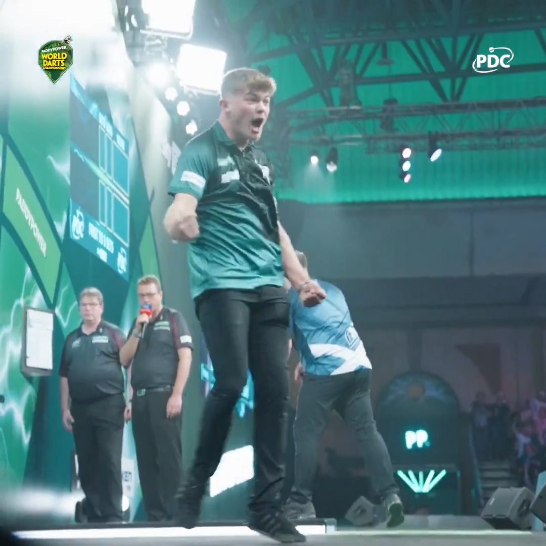 Charlie Manby wins a THRILLER! 🍿 #WCDarts | R1