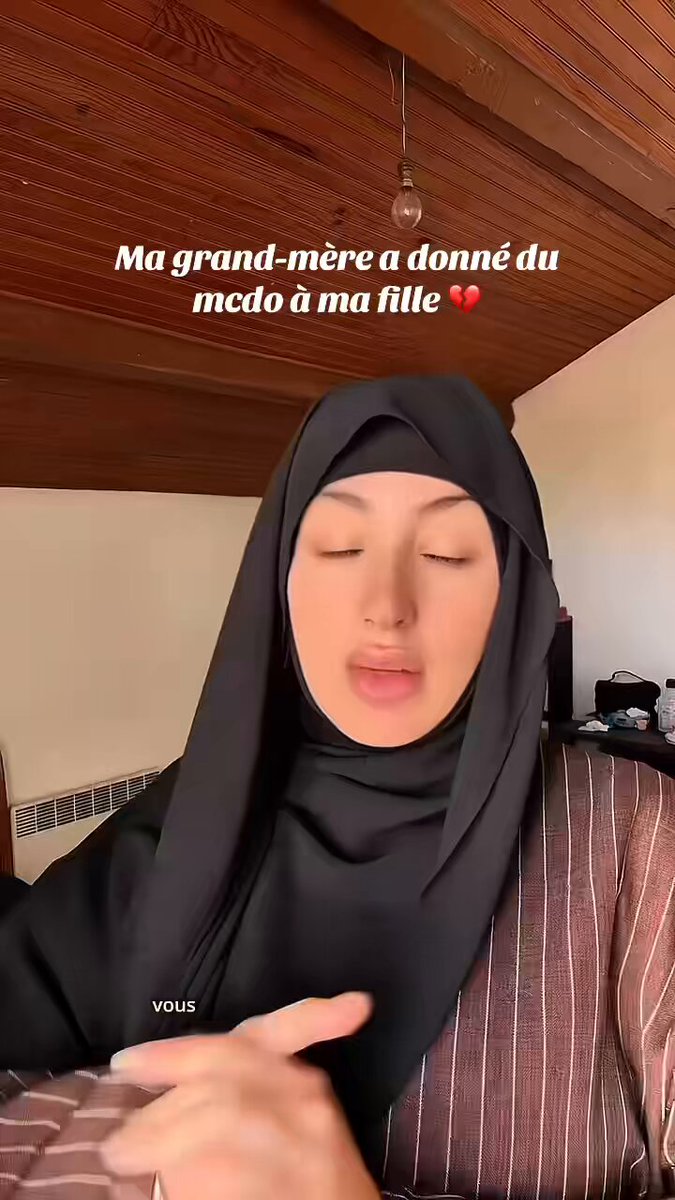 🇫🇷 Une Française voilée, convertie à l’islam, est sous le choc : sa grand-mère a proposé des nuggets non halal à sa petite-fille dans un McDonald’s. Que doit-elle faire pour régler ce problème ?