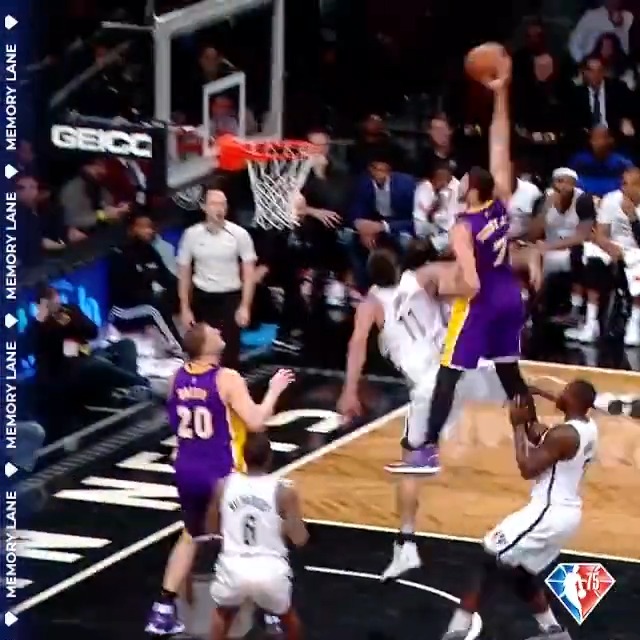 9 Yıl Önce Bugün 📆 Larry Nance Jr, Brook Lopez'i ikonik bir posterin içerisine aldı 😤