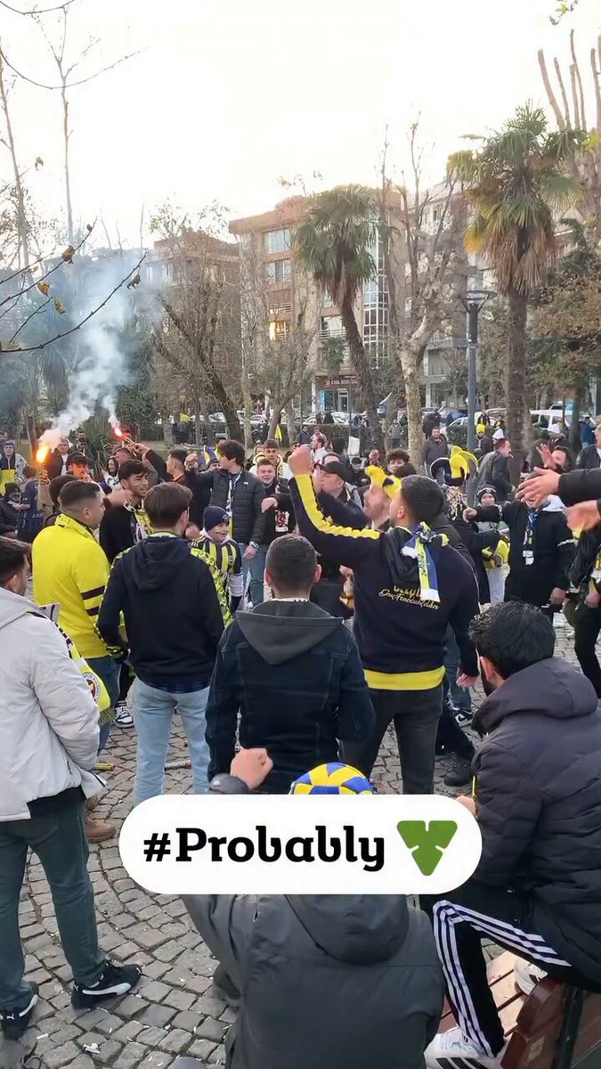 Fenerbahçeli taraftarlar maç saatini bekliyor. #Probably