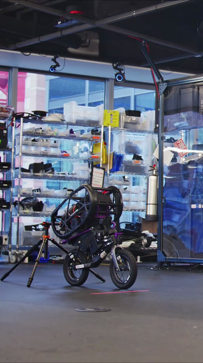Flipa con el robot. Al principio pensé que era CGI, porque los movimientos son demasiado "irreales". Pero no → es el Robotics and AI Institute, el laboratorio de Marc Raibert (el fundador de Boston Dynamics) enseñando un robot real de dos ruedas haciendo hops, salvadas rarísimas de equilibrio fuera del plano, y hasta flips en suelo plano. Y lo importante no es el stunt. Lo importante es la receta de entrenamiento. Básicamente lo han conseguido así: • Entrenar la policy de control con reinforcement learning • Darle millones de simulaciones físicas como datos de entrenamiento • Y luego desplegarla con zero shot transfer al robot real Si alguna vez has intentado que un robot real haga algo dinámico (vamos, lo que sueles hacer cada mañana antes de desayunar, claro), sabes lo absurdo que es esto, porque la física se ríe de tu demo. Un mínimo desajuste en fricción, masa, constantes de par, rebote de la rueda, batería cayendo de voltaje → y tu policy perfecta en simulación se come el suelo. En su post lo dicen bastante claro y explican cómo atacan el "sim to real gap": modelos mejores y randomización de parámetros en simulación, y además están usando NVIDIA Isaac Lab para entrenar más rápido. Me mojo: - La robótica por fin está pillando una curva de escalado tipo GenAI. Agárrate que vienen curvas. No porque los robots "hablen". Sino porque los robots pueden aprender control atlético con cantidades absurdas de datos en simulación → y luego sobrevivir al mundo real. Quizás estemos ante el blueprint de la próxima década de robots de movilidad. ¿Meseta de la IA? Ni meseta ni meseto.