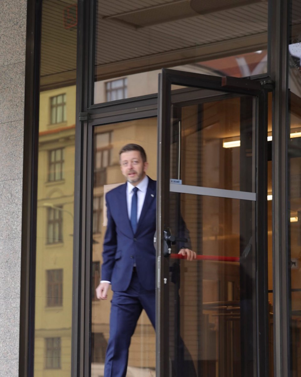Právě jsem odešel z Ministerstva vnitra. Děkuji všem zaměstnancům rezortu, hasičům i policistům za to, co pro nás všechny dělali a stále dělají. O bezpečnost Česka se ale budu dál starat i já, jen už z jiné pozice. Byla to velká jízda. Večer sem tady k tomu sepíšu víc. Mějte se. ✌️