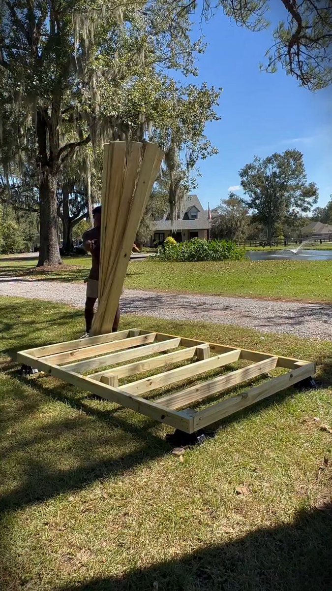 Him and his wife built a bus stop in a day.. the result is mind blowing.... I love this so much 🤏🏾