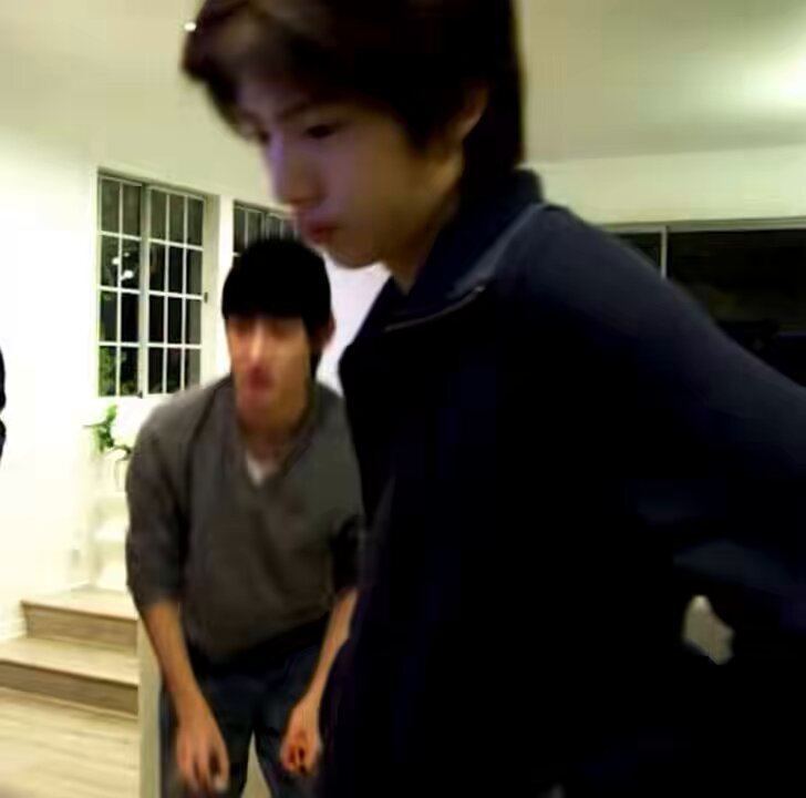 이거 열감기걸린 여친 간호해주는 메디컬쪽 남자애같지않냐.. 몸상태어때 ㅇㅇ.. 얇게 입지말랬더니 좀 자고일어나 속상하네